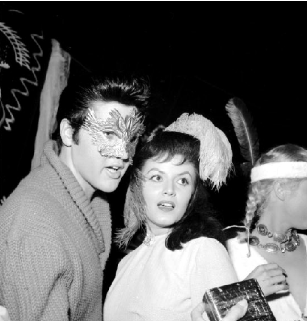Elvis Presley a herečka Joan Bradshaw v roku 1957 na Halloweenskej párty.