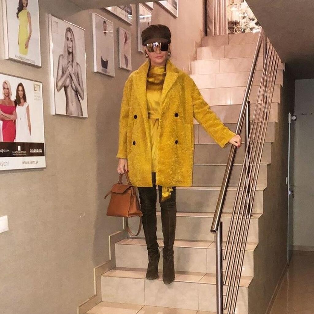 Alena Pallová razí nový módny trend. Svoje hriešne drahé outfity ladí do jedného odtieňu.