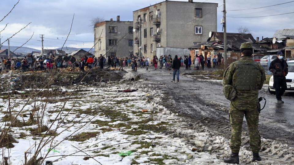 Na snímke vojaci hliadkujú pred rómskou osadou v obci Sačurov.