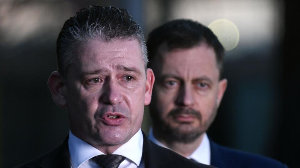 Na snímke zľava predseda vlády SR Eduard Heger (OĽANO) a minister vnútra Roman Mikulec (OĽANO) počas brífingu v novovzniknutom humanitárnom hube, ktorý bude prijímať kamióny s pomocou Ukrajine v areáli prekladiska Haniska pri Košiciach, spoločnosť Interport v okrese Košice okolie 23. marca 2022. FOTO TASR – Roman Hanc