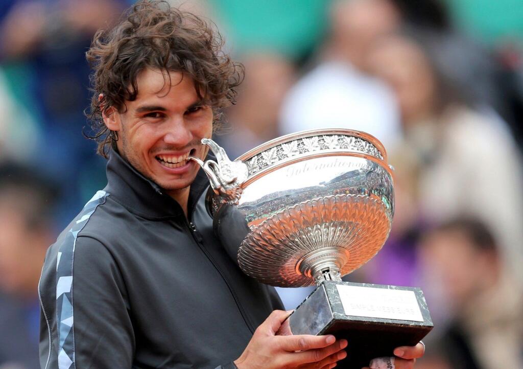 Španielsky tenista Rafael Nadal pózuje s víťaznou trofejou na Roland Garros.