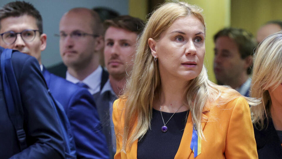 JB 24 Brusel - Eurokomisárka pre energetiku Kadri Simsonová (uprostred) prichádza na rokovanie za okrúhlym stolom počas stretnutia ministrov energetiky EÚ v sídle Európskej rady v Bruseli 9. septembra 2022. FOTO TASR/AP
European Commissioner for Energy Kadri Simson, center, arrives for a round table meeting of EU energy ministers at the European Council building in Brussels, Friday, Sept. 9, 2022. European Union energy ministers are holding emergency talks to discuss a price cap on Russian natu