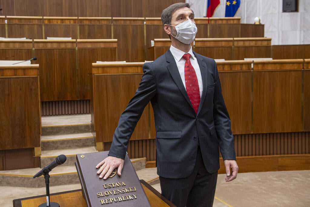 Na snímke Juraj Blanár (SMER-SD) s ochranným rúškom skladá poslanecký sľub počas ustanovujúcej schôdze Národnej rady Slovenskej republiky (NR SR) VIII. volebného obdobia 20. marca 2020 v Bratislave. FOTO TASR - Michal Svítok 
