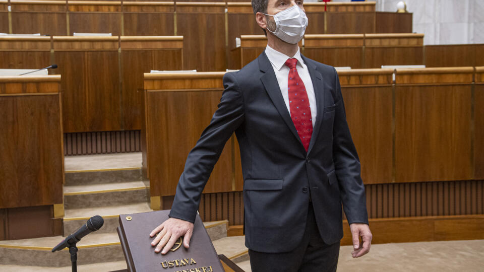 Na snímke Juraj Blanár (SMER-SD) s ochranným rúškom skladá poslanecký sľub počas ustanovujúcej schôdze Národnej rady Slovenskej republiky (NR SR) VIII. volebného obdobia 20. marca 2020 v Bratislave. FOTO TASR - Michal Svítok