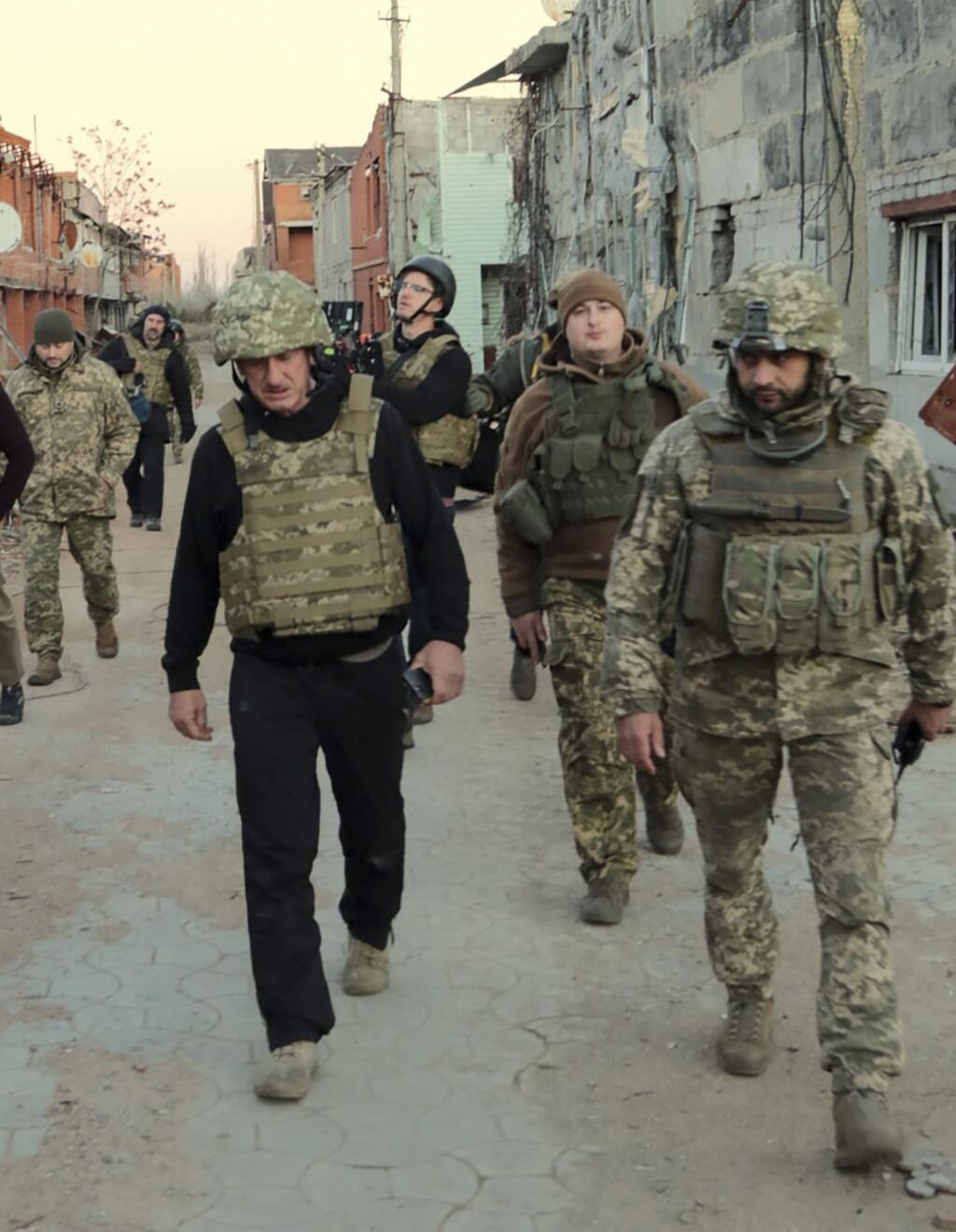 Hollywoodsky herec a producent Sean Penn (vľavo) sa stretol s príslušníkmi ukrajinských ozbrojených síl neďaleko frontovej línie v regióne Doneck na východe Ukrajiny 18. novembra 2021.