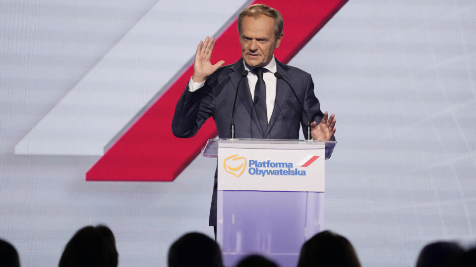 WA 45 Varšava - Bývalý šéf Európskej rady a poľský expremiér Donald Tusk počas prejavu pred delegátmi na zjazde poľskej hlavnej opozičnej strany Občianska platforma (PO) vo Varšave v sobotu 3. júla 2021. Tusk sa v sobotu stal predsedom opozičnej strany Občianska platforma. Nahradil Borysa Budku, ktorý predtým rezignoval. Tusk návratom na poľskú politickú scénu tak obnoví rivalitu so šéfom PiS Jaroslawom Kaczyňským, analyzuje AFP. FOTO TASR/AP
Former European Union leader and Poland's ex-prime