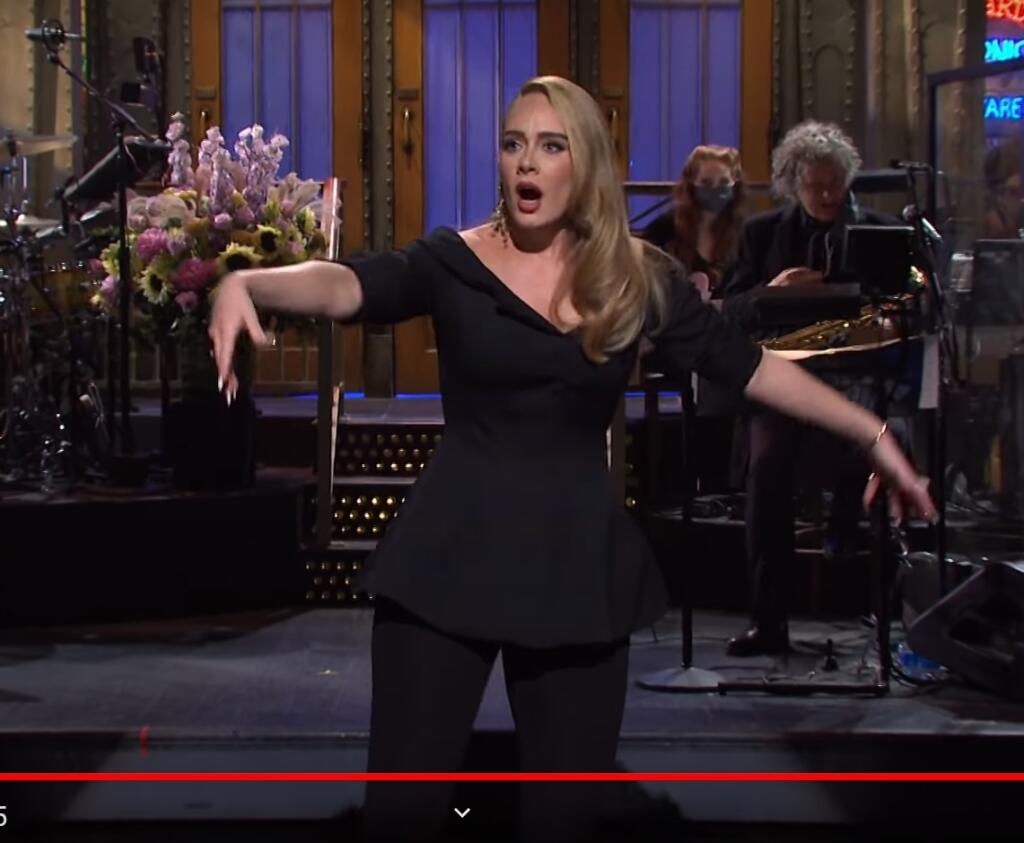 Extrémna premena speváčky Adele (32) v priamom prenose pri moderovaní Saturday Night Live.