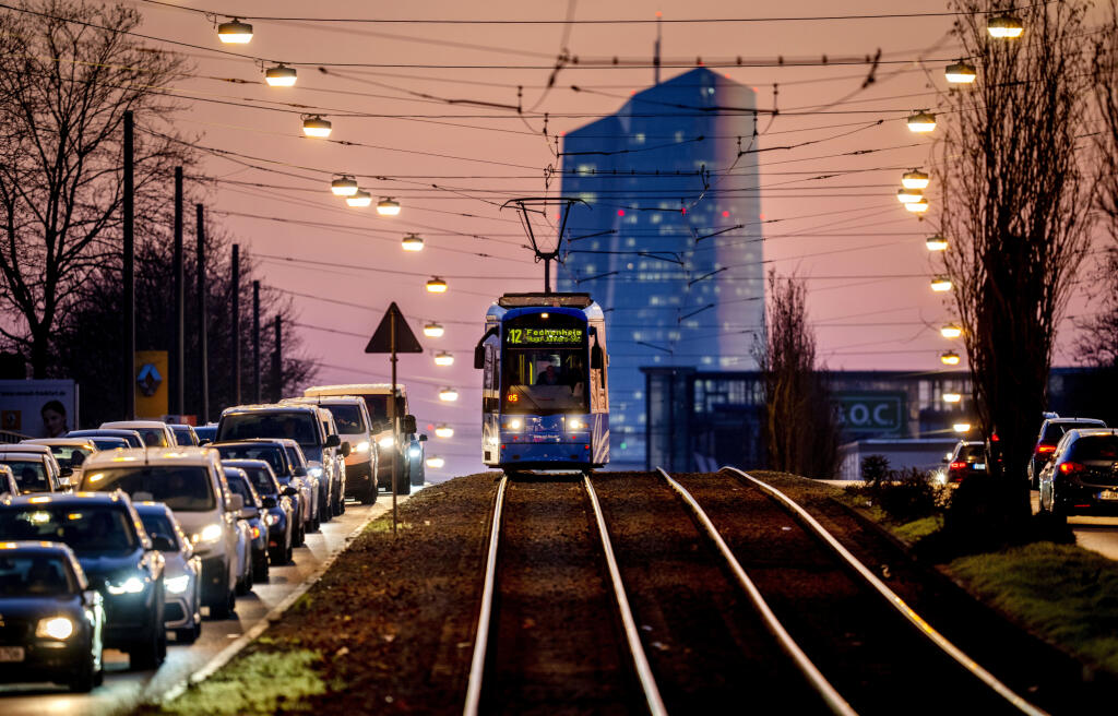 EBE 8 Frankfurt nad Mohanom - Autá stoja v kolóne v dopravnej zápche, zatiaľ čo električka odchádza od budovy Európskej centrálnej banky (ECB) v nemeckom Frankfurte nad Mohanom večer 1. marca 2023. FOTO TASR/AP


Cars queue in a traffic jam while a tram drives away from the European Central Bank in Frankfurt, Germany, Wednesday, March 1, 2023. (AP Photo/Michael Probst)