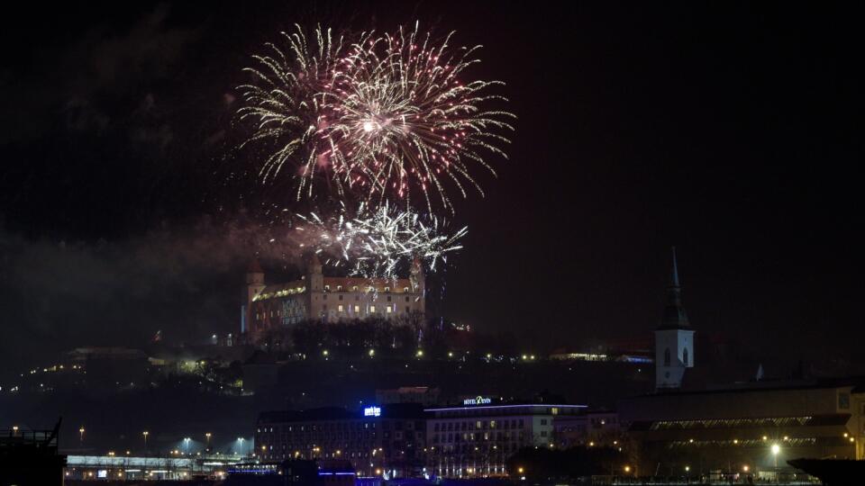 Na snímke pohľad na ohňostroj počas novoročných osláv 1. januára 2023 v Bratislave. FOTO TASR - Pavol Zachar