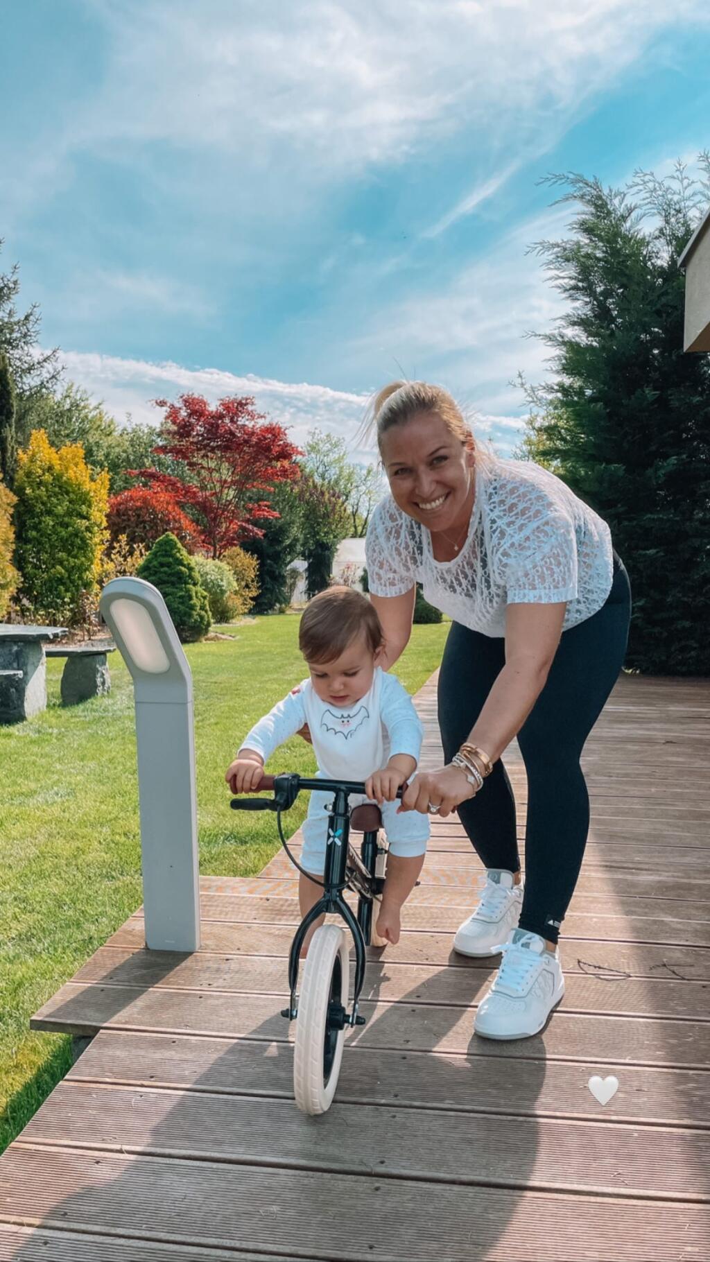 Dominika zaobstarala synčekovi odrážadlo, na ktorom sa Jakubko učí jazdiť. A zatiaľ čo sa Dominika v detstve zdokonaľovala na odrážadle v tvare kačičky, Jakubkovi zaobstarala taktiež štýlový kúsok, ktorý pripomína bicykel, chýbajú mu už len pedále.