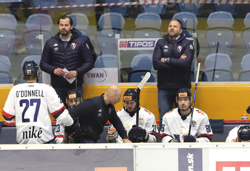 Na snímke vpravo tréner HC Slovan Bratislava Robert Döme na striedačke v piatom zápase semifinále Kaufland play off Tipos extraligy HKM Zvolen - HC Slovan Bratislava vo Zvolene 21. apríla 2021. FOTO TASR - Ján Krošlák