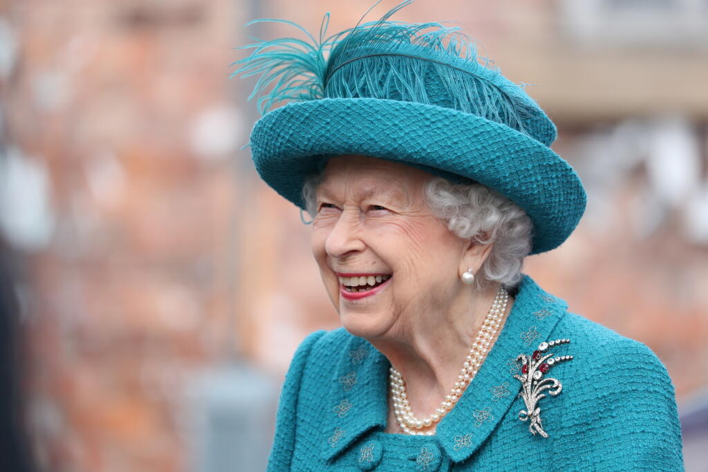EBE 24 Manchester - Na snímke britská kráľovná Alžbeta II. počas návštevy nakrúcania televízneho seriálu Coronation Street v britskom Manchestri 8. júla 2021. FOTO TASR/AP
Britain's Queen Elizabeth II visits the set of the long running television series Coronation Street, in Manchester, England, Thursday July 8, 2021. (AP Photo/Scott Heppell)