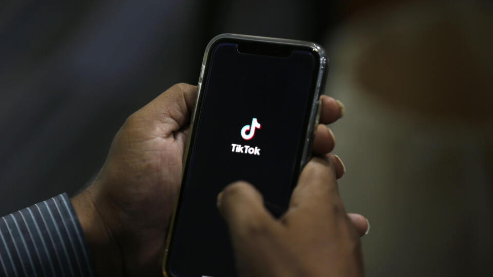 WA 15 archív Islamabád - Na archívnej snímke z 21. júla 2020 muž si otvára aplikáciu sociálnej siete TikTok na svojom mobilnom telefóne v pakistanskej metropole Islamabád. Americký prezident Donald Trump v piatok 31. júla 2020 vyhlásil, že zakáže v USA čoraz populárnejšiu aplikáciu TikTok po tom, čo americké úrady prejavili obavy, že táto sociálna sieť by mohla slúžiť ako nástroj pre čínsku spravodajskú činnosť. Aplikácia TikTok čínskej spoločnosti ByteDance pritom nie je v samotnej Číne dostup