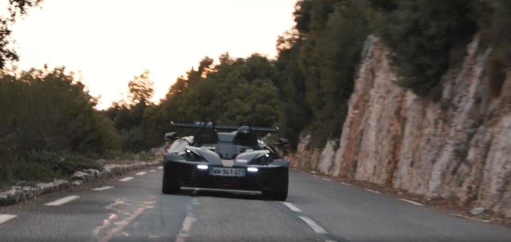 Peter Sagan si vyskúšal nové auto v uliciach aj kopcoch Monaka.