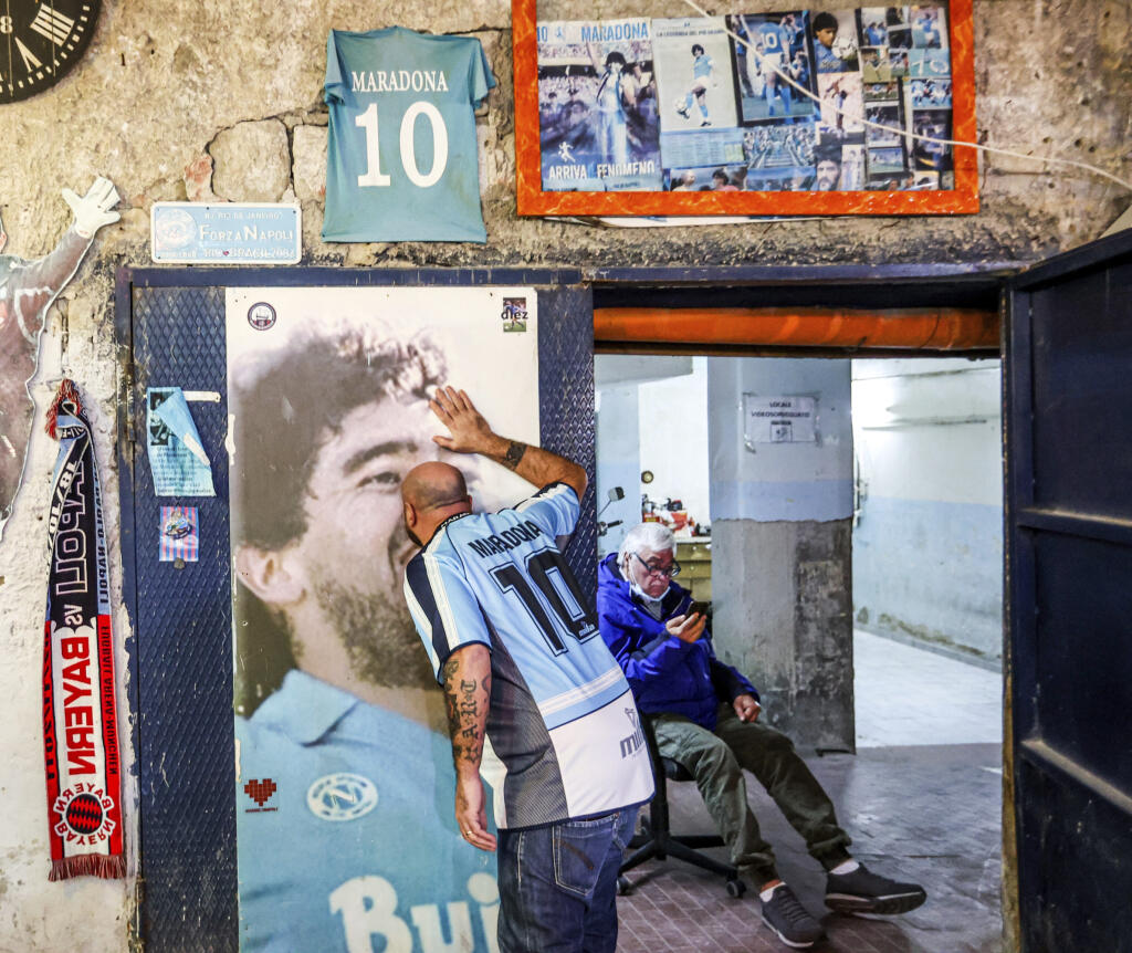 WA 37 Neapol - Muž bozkáva poster s podobizňou argentínskeho legendárneho futbalistu Diega Maradonu v Neapole v stredu 25. novembra 2020. Diego Maradona zomrel v stredu vo veku 60 rokov. Potvrdil to hovorca jeho rodiny. Podľa argentínskych médií bolo príčinou úmrtia zlyhanie srdca. Majster sveta z roku 1986 v Mexiku a vicemajster sveta z roku 1990 v Taliansku zomrel podľa denníka Clarin v stredu ráno miestneho času 25. novembra 2020 v argentínskom meste Tigre. Prezident Argentíny Alberto Fernand