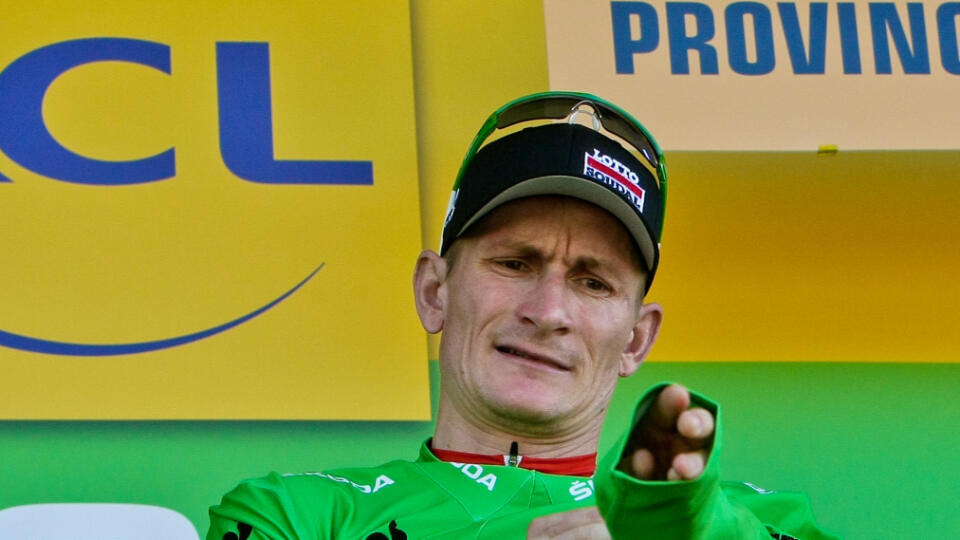 Na snimke jazdec timu Lotto-Soudal Andre Greipel ako vitaz zeleneho tricka v cieli tretej etapy cyklistickych pretekov Tour de France 2015, ktore odstartovali v beligckom meste Antverpy s cielom v meste Huy.