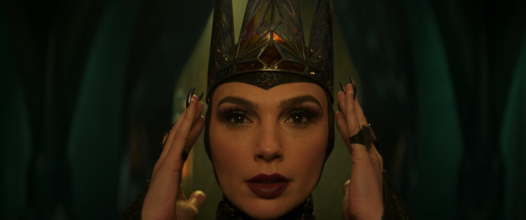 Gal Gadot vo filme Snehulienka (Snow White).
