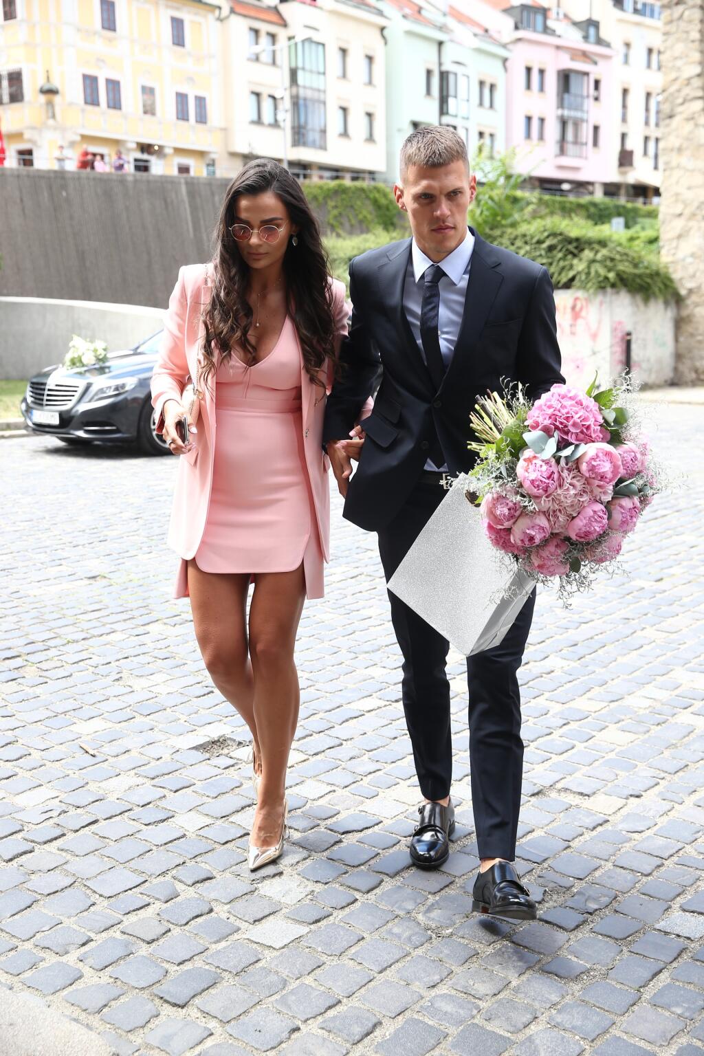 Škrtelova manželka sa často na verejnosti neobjavuje, keď tak urobí, je stredobodom pozornosti. Stalo sa tak aj na svadbe futbalistu Adama Nemca, kde prišla bez podprsenky.
