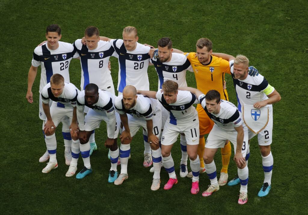 EBE 4 Petrohrad - Na snímke hráči Fínska pózujú pre spoločnú fotografiu pred zápasom B-skupiny na majstrovstvách Európy vo futbale Fínsko - Rusko v stredu 16. júna 2021 v ruskom Petrohrade. FOTO TASR/AP
Finland players pose for a photo before the Euro 2020 soccer championship group B match between Russia and Finland at Gazprom arena stadium in St. Petersburg, Russia, Wednesday, June 16, 2021. (AP Photo/Anton Vaganov, Pool)