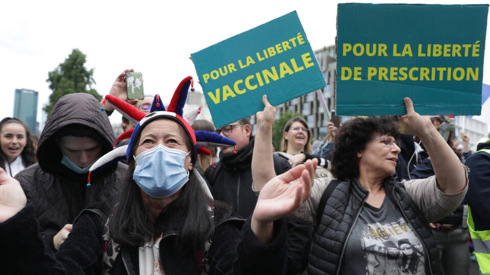 JB 109 Paríž - Anti-vaxoví demonštranti pochodujú počas protestu proti pandemickým reštrikciám a proti zavedeniu covidpasu v Paríži 7. augusta 2021. FOTO TASR/AP
Anti-vax protesters against the vaccine and vaccine passports, during a demonstration in Paris, France, Saturday Aug. 7, 2021. Some thousands of people are expected to march in Paris and other French cities on Saturday to protest against a special virus pass and what they see as restrictions of personal freedoms. (AP Photo / Adrienne