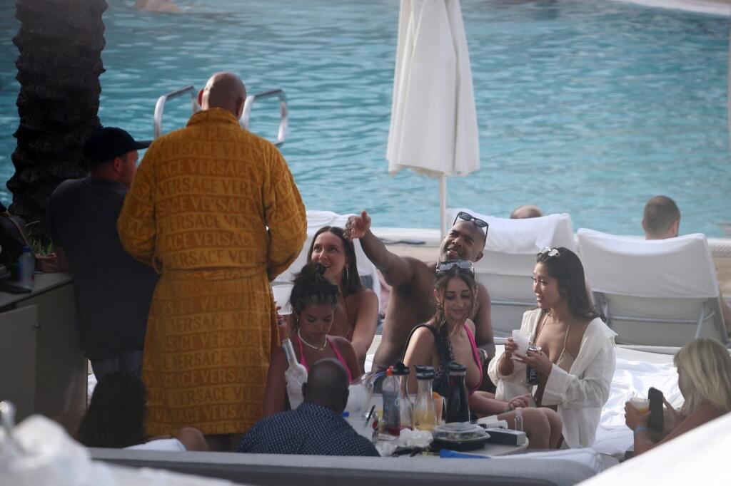 Tyson Fury nie je v zápasovej forme, ale aj tak bol ako magnet na ženy.