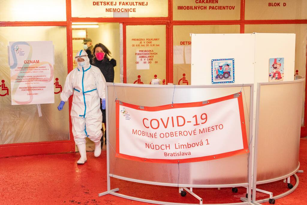 Bývalá tenistka Cibulková začala pomáhať pri testovaní v detskej nemocnici na Kramároch.