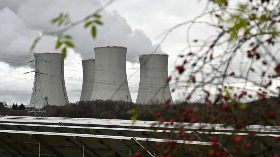 Na snímke celkový pohľad na jadrovú elektráreň Mochovce 6. decembra 2022. Slovenské elektrárne (SE) prerušili spúšťanie 3. bloku jadrovej elektrárne Mochovce po tom, čo objavili drobnú netesnosť reaktora. Po pretesnení bloku budú testy a spúšťanie reaktora bude pokračovať na budúci týždeň. FOTO TASR - Radovan Stoklasa