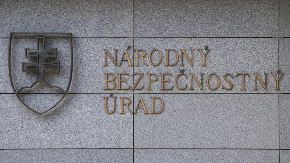 Na snímke tabuľa s nápisom na budove, v ktorej sídli Národný bezpečnostný úrad (NBÚ) na Budatínskej ulici v Bratislave 16. júla 2020. FOTO TASR - Jaroslav Novák
