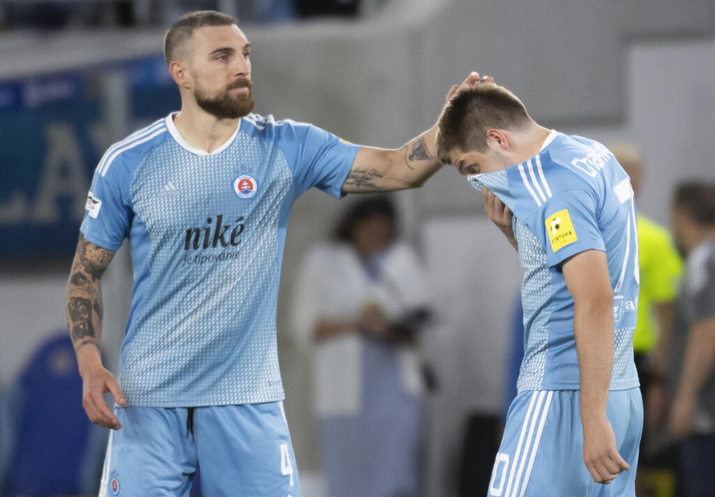 Futbalisti ŠK Slovan Bratislava prehrali s gréckym Olympiakosom Pireus v jedenástkovom rozostrele po remíze 2:2 v odvetnom zápase 3. predkola Európskej ligy 11. augusta 2022 v Bratislave. Na snímke vpravo nepremenil penaltu Giorgi Čakvetadze a vľavo Guram Kašia (obaja Slovan) po prehre. FOTO TASR - Martin Baumann