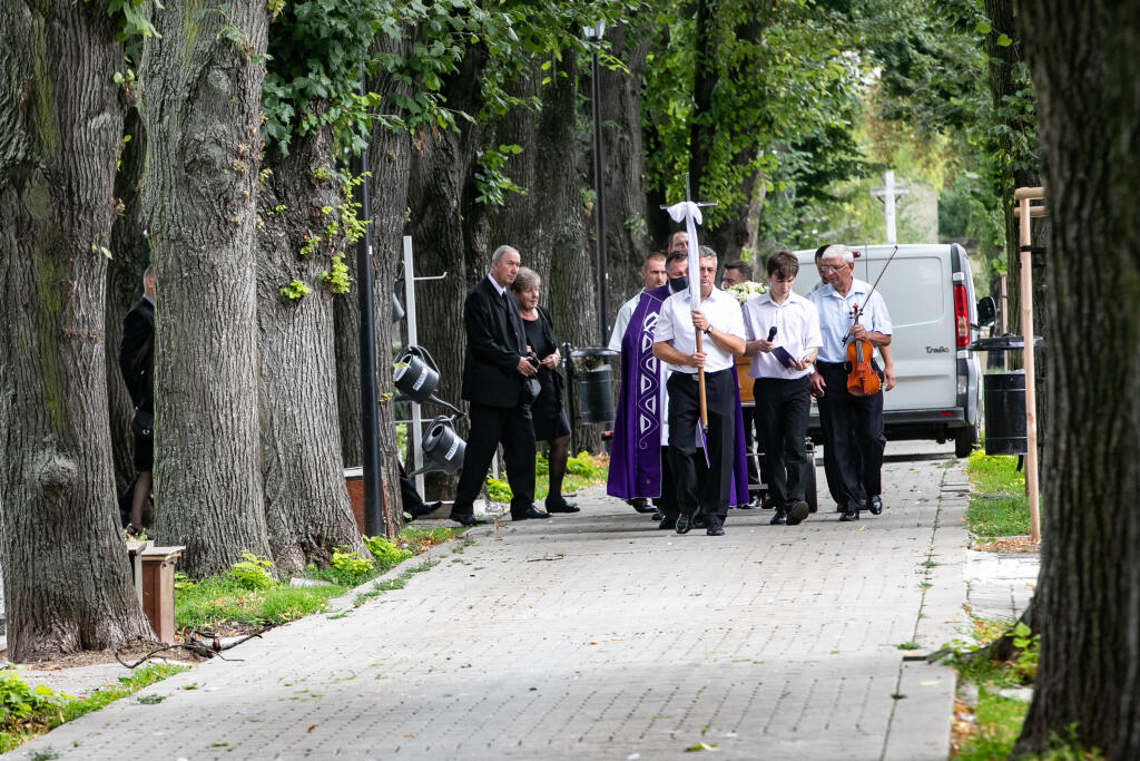 Bývalý hokejista, ktorý bol zdrvený kráčal za rakvou svojej manželky sám. Dcérku od tejto hroznej udalosti odbremenil.