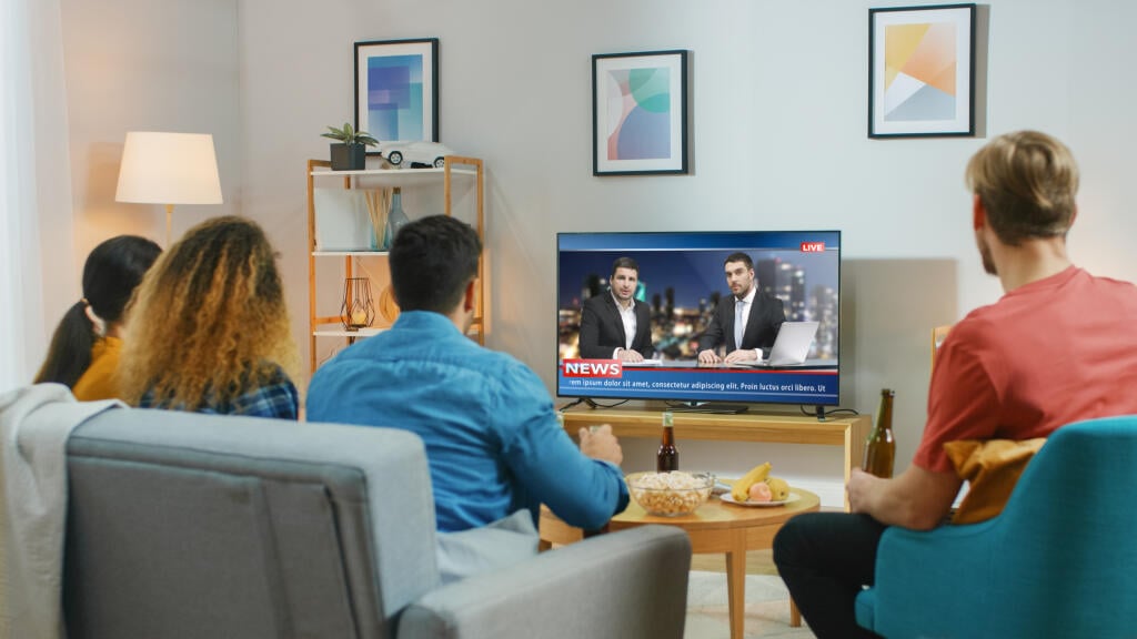 Ilustračné foto - diváci pred televízorom