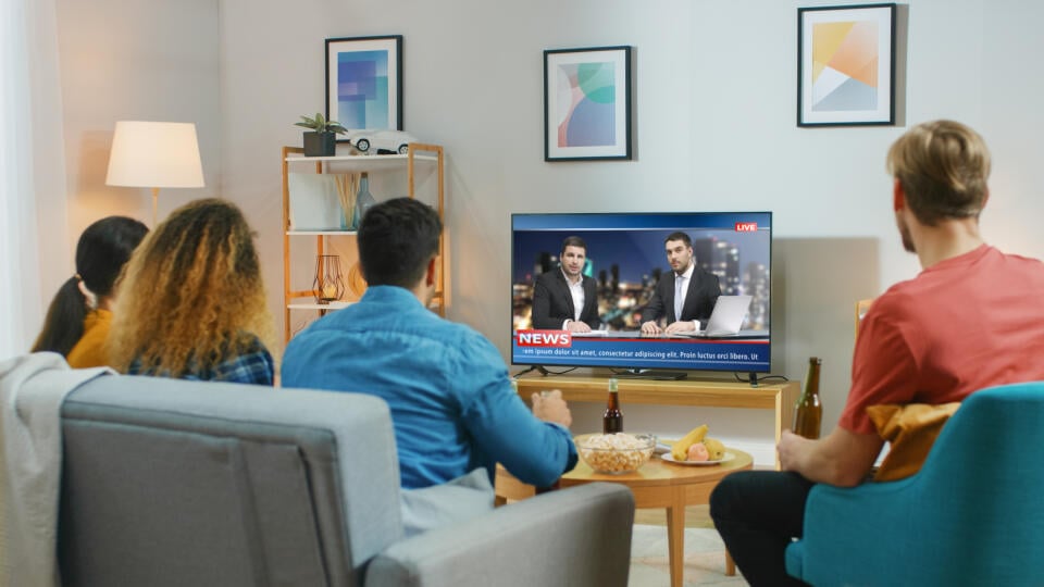 Ilustračné foto - diváci pred televízorom