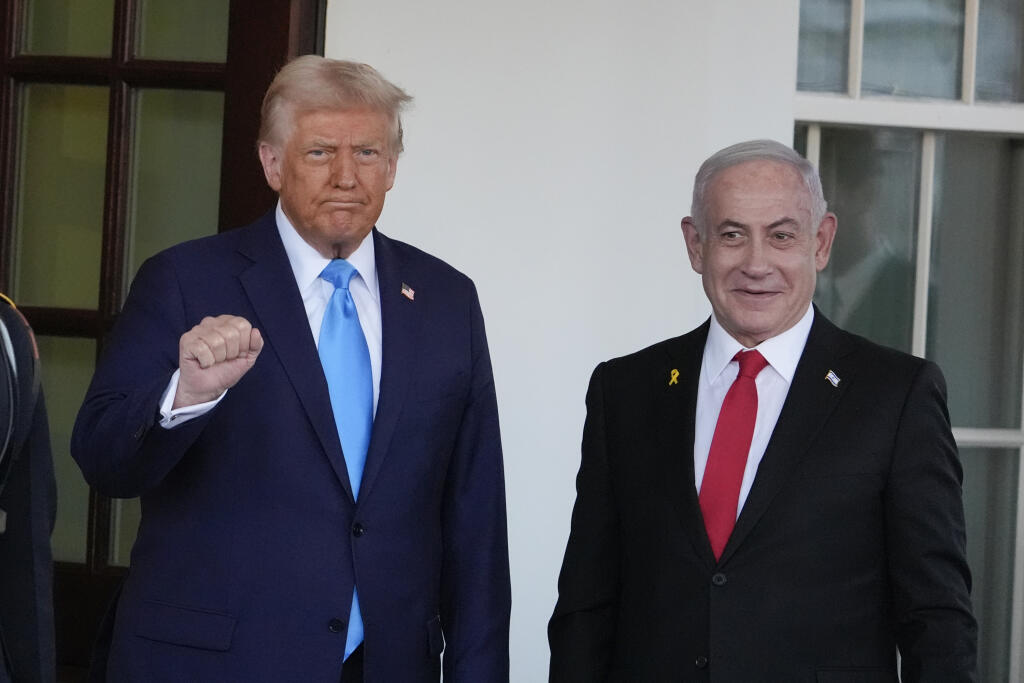 WA 5 Washington - Izraelský premiér Benjamin Netanjahu (vpravo) a americký prezident Donald Trump sa vítajú pred Bielym domom vo Washingtone v utorok 4. februára 2025. FOTO TASR/AP
 

President Donald Trump greets Israeli Prime Minister Benjamin Netanyahu as he arrives at the West Wing of the White House, Tuesday, Feb. 4, 2025, in Washington. (AP Photo/Alex Brandon)