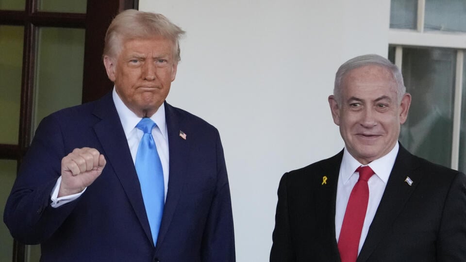 WA 5 Washington - Izraelský premiér Benjamin Netanjahu (vpravo) a americký prezident Donald Trump sa vítajú pred Bielym domom vo Washingtone v utorok 4. februára 2025. FOTO TASR/AP
President Donald Trump greets Israeli Prime Minister Benjamin Netanyahu as he arrives at the West Wing of the White House, Tuesday, Feb. 4, 2025, in Washington. (AP Photo/Alex Brandon)