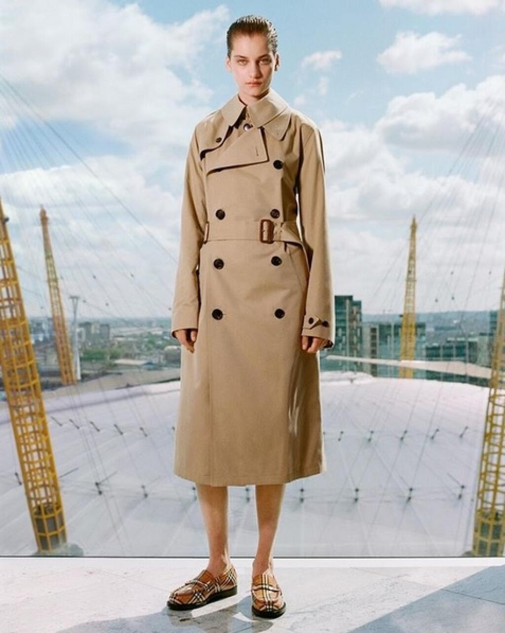 Gro tvorí béžová farba. Burberry má svoje typické výrobky, ktoré rozhodne nechce zlacňovať