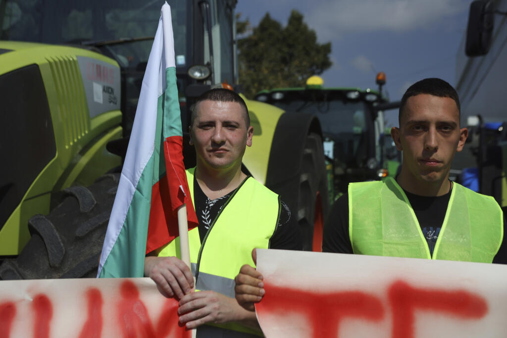Farmári držia bulharskú vlajku počas protestu v meste Pernik.