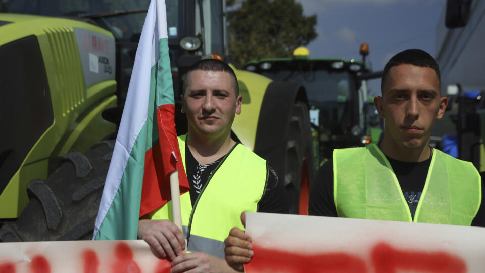 Farmári držia bulharskú vlajku počas protestu v meste Pernik.