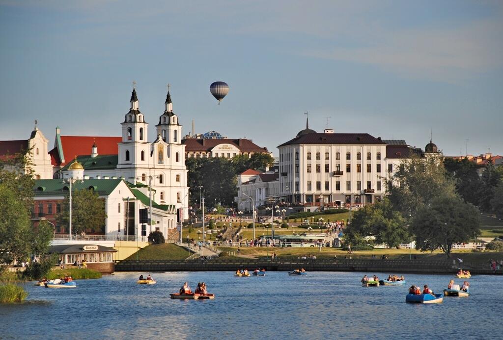 Nábrežie rieky Svisloč v Minsku, ktoré patrí k najčistejším mestám na svete.