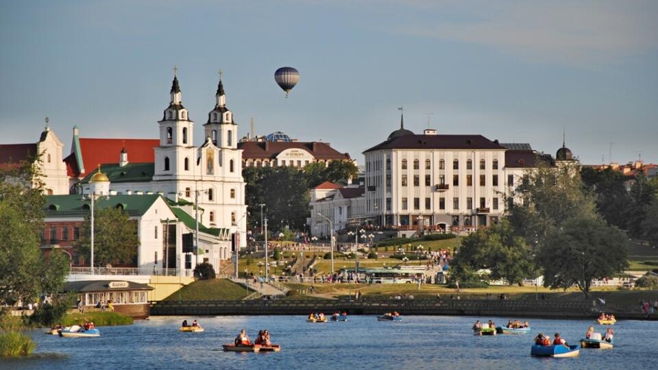 Nábrežie rieky Svisloč v Minsku, ktoré patrí k najčistejším mestám na svete.