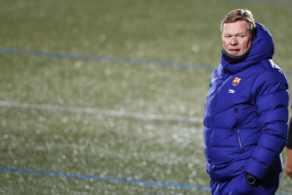 WA 56 Cornella - Tréner Barcelony Ronald Koeman sleduje šestnásťfinále Španielskeho pohára Cornella - FC Barcelona v Cornelle vo štvrtok 21. januára 2021. FOTO TASR/AP
Barcelona's head coach Ronald Koeman during a Spanish Copa del Rey round of 32 soccer match between Cornella and FC Barcelona at the Nou Municipal stadium in Cornella, Spain, Thursday, Jan. 21, 2021. (AP Photo/Joan Monfort)