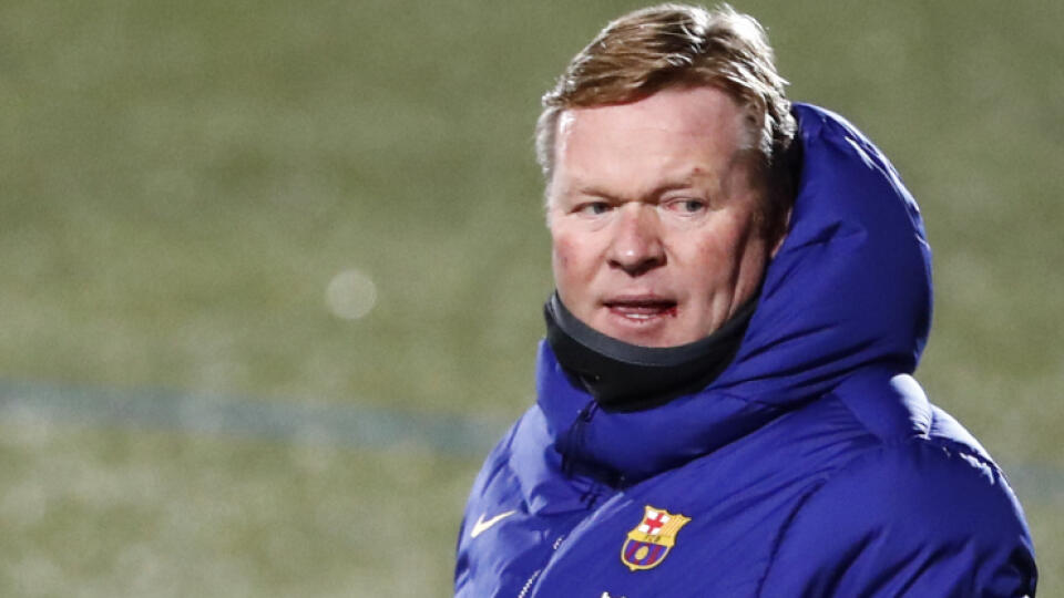 WA 56 Cornella - Tréner Barcelony Ronald Koeman sleduje šestnásťfinále Španielskeho pohára Cornella - FC Barcelona v Cornelle vo štvrtok 21. januára 2021. FOTO TASR/AP 
 
Barcelona's head coach Ronald Koeman during a Spanish Copa del Rey round of 32 soccer match between Cornella and FC Barcelona at the Nou Municipal stadium in Cornella, Spain, Thursday, Jan. 21, 2021. (AP Photo/Joan Monfort)