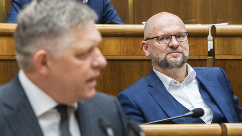 Na snímke zľava poslanec NR SR Robert Fico (SMER-SD) a minister hospodárstva SR a prvý podpredseda vlády pre ekonomiku SR Richard Sulík (SaS) počas 67. schôdze Národnej rady SR o návrhu na odvolanie ministra hospodárstva Richarda Sulíka z funkcie v Bratislave 16. júna 2022. FOTO TASR - Jaroslav Novák