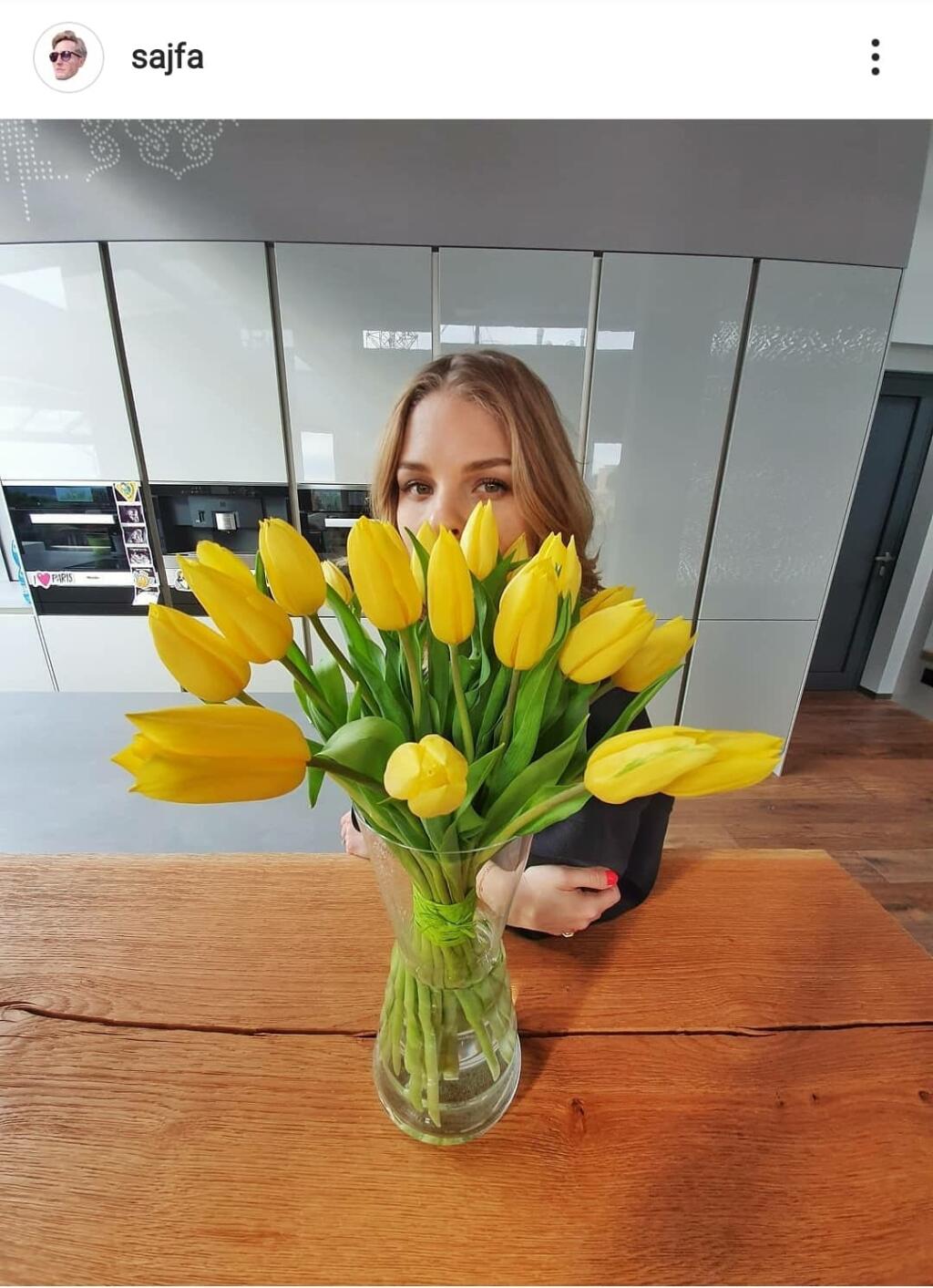 Veronika v štýlovej bielej kuchyni.