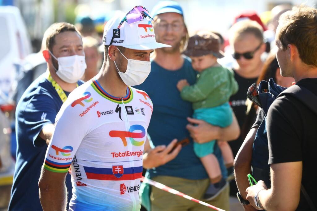 Peter Sagan po etape rozdával podpisy fanúšikom a fotil sa s nimi.