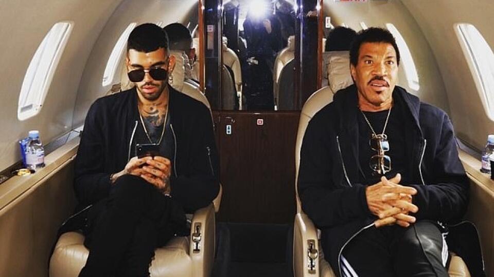 Milo Richie (24) – vľavo – a jeho úspešný a bohatý otec Lionel Richie, ktorého majetok sa odhaduje na 170 mil. eur.