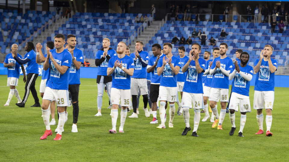 Na snímke hráči ŠK Slovan ďakujú divákom po stretnutí s Trnavou v poslednom 5. kole futbalovej Fortuna ligy ŠK Slovan Bratislava - Spartak Trnava 11. júla 2020 v Bratislave. FOTO TASR - Pavel Neubauer
