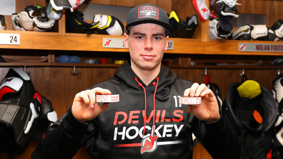 Slovenský obranca Šimon nemec v službách New Jersey Devils absolvoval v súboji so San Jose debut v zámorskej NHL.