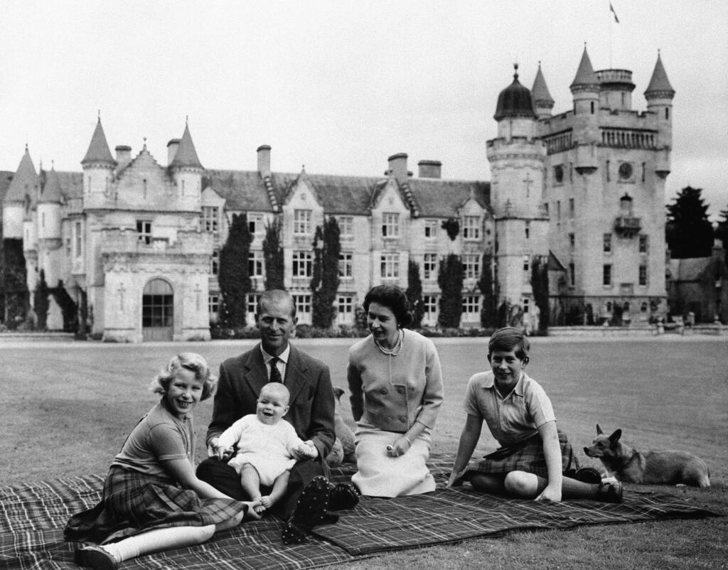 Na archívnej snímke zo septembra 1960 britská kráľovná Alžbeta II., princ Philip a ich tri deti, princ Charles (vpravo), princezná Anne a princ Andrew pózujú pred zámkom Balmoral v Škótsku.
