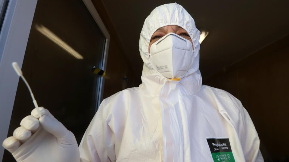 Mesto Zvolen už plošne netestuje svojich obyvateľov na ochorenie COVID-19. Záujemcovia sa môžu testovať podľa potreby v súkromných mobilných odberových miestach, ktorých je k dispozícii desať. Okres Zvolen aktuálne patrí podľa COVID automatu do tretieho stupňa varovania. Na snímke mobilné odberové miesto na antigénové testovanie na ochorenie Covid-19 na parkovisku pred bývalou Hypernovou vo Zvolene 14. februára 2021. FOTO TASR - Ján Krošlák