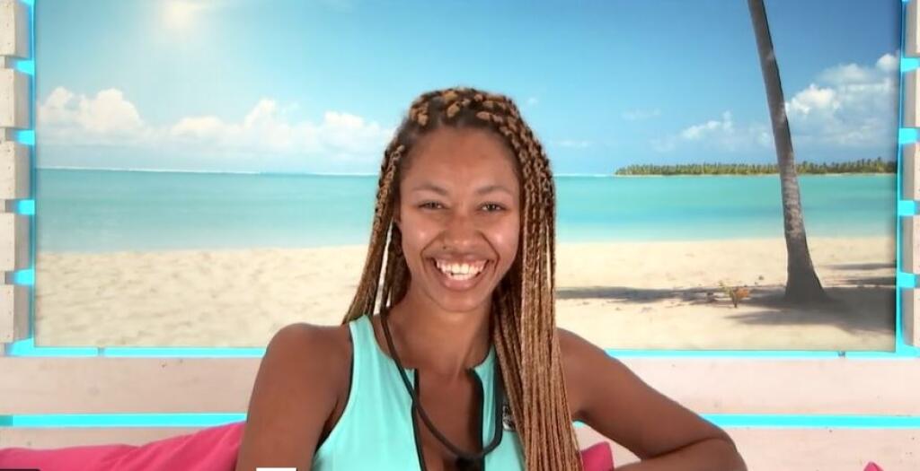 Aicha z Love Island bez mejkapu.